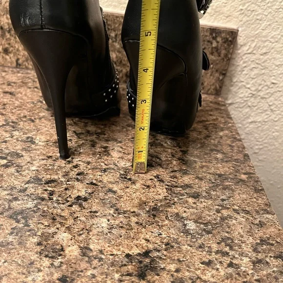 Studded Black Leather Boots

***No BOX***
one scuff mark noted by back heel - Picture 3 of 7